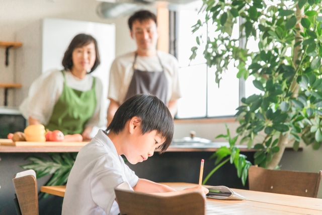 戸田　塾　小学生勉強しているところ