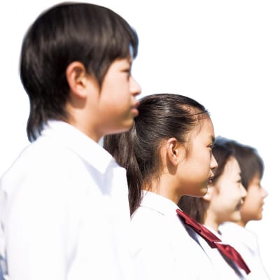 横を向いている生徒たち